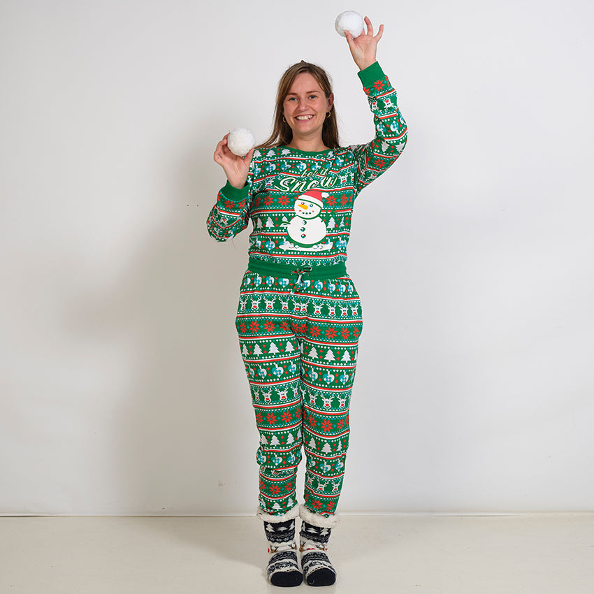 En dame poserer i et sæt grønt julepyjamas.